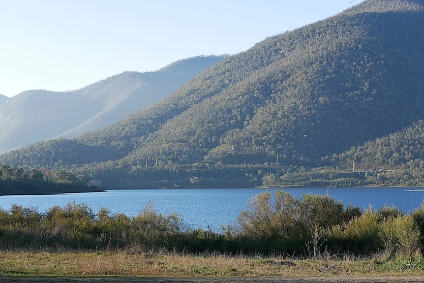 An image of the mountains and the lake in Talbingo