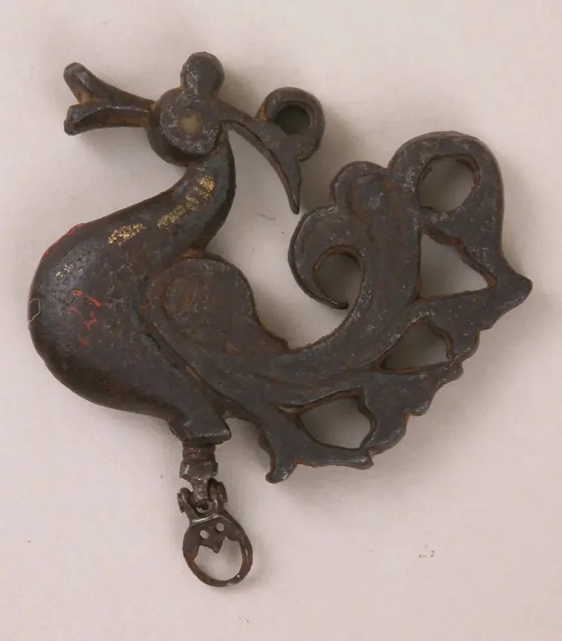 Kohl bottle shaped like a duck made of Iron; cast and engraved, gold overlay, inlaid eyes (17th-18th century). Gift of Arthur Jaffe, 1976. This object is part of the Met Museum’s Collection. Public domain.