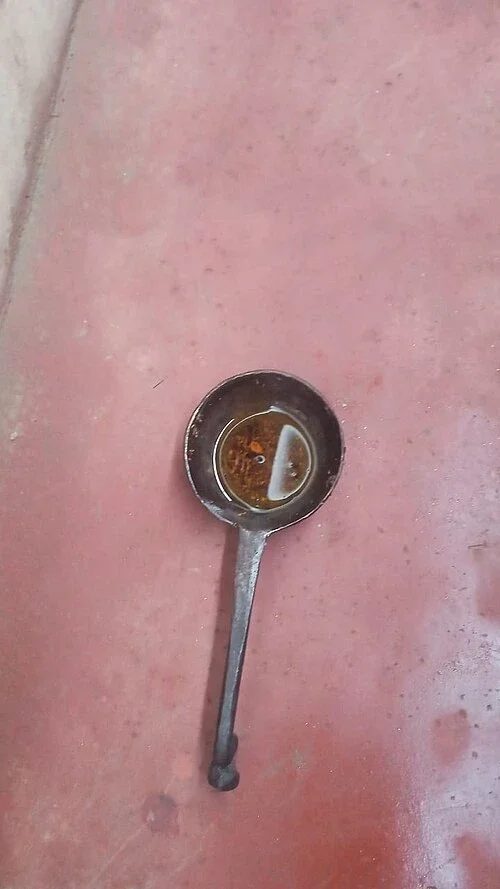Maliya is an open oil container that is used for massages, usually made of iron.