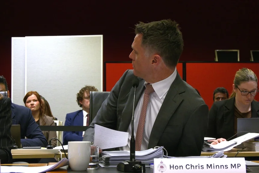 Minns turns to side in parliament