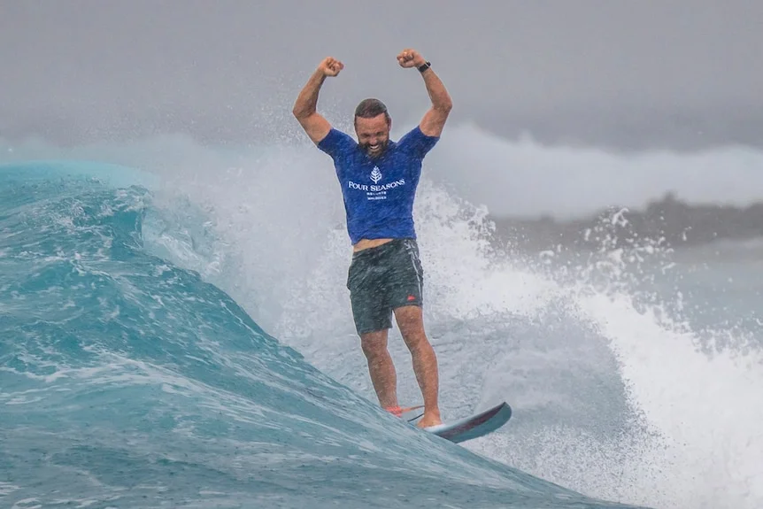 Caio Ibelli surfing